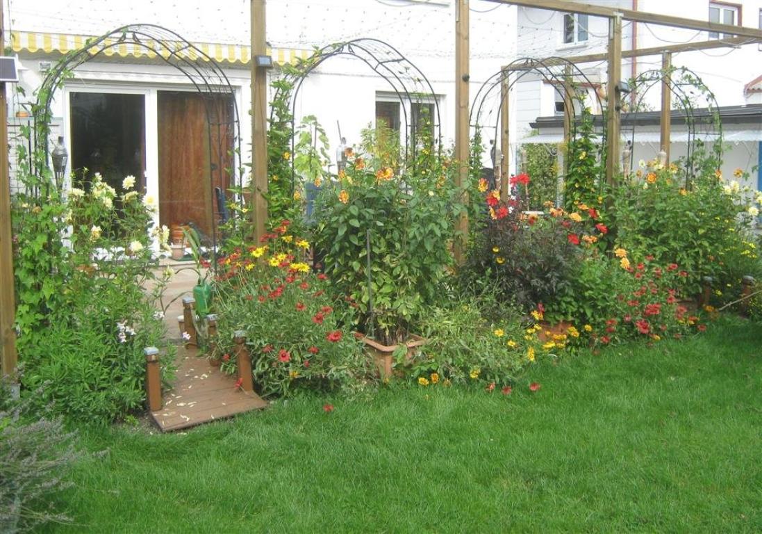 WG-Zimmer Milbertshofen-Am Hart Wolfoltstr. - Blick vom Garten auf die Terrasse
