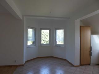 Helle, ruhig gelegene, renovierte 3 Zimmer Wohnung mit guter Verkehrsanbindung — photo 1