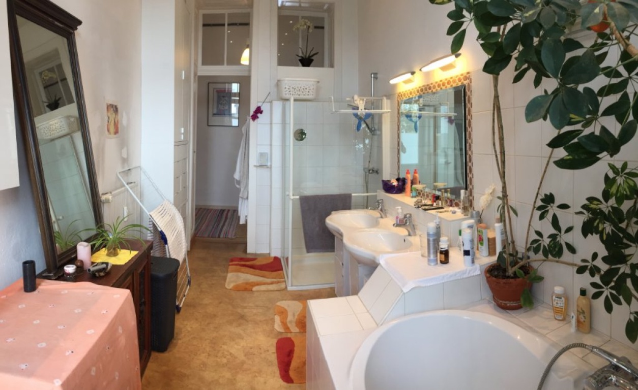 WG-Zimmer Mitte Wullenweberstr. - Bad mit Duo-Badewanne