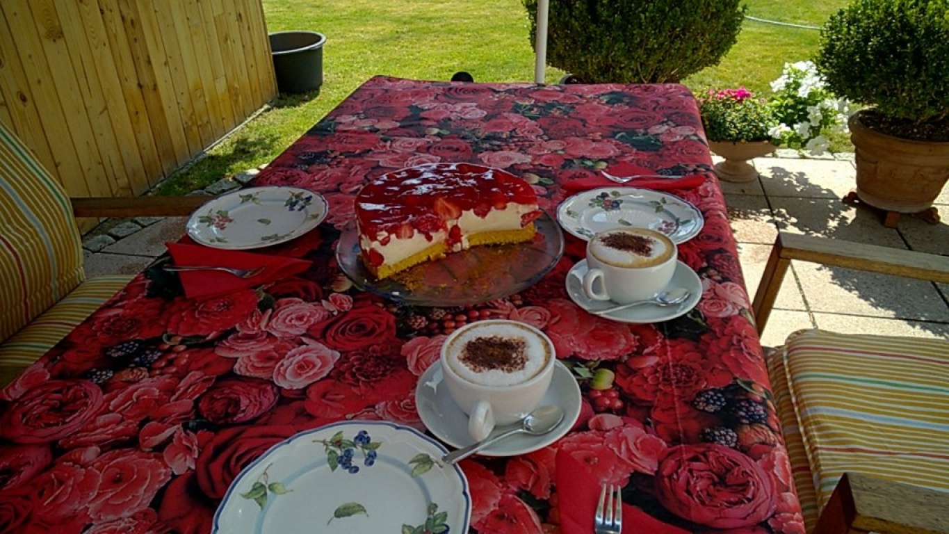 WG-Zimmer Flughafen Amselweg 12 - Kaffee auf der Terrasse