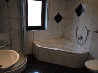 Anzeigenbild: Wir vermieten ab sofort in Neuses bei Eggolsheim eine neu renovierte Wohnung in ruhiger Lage mit super Anbindung.