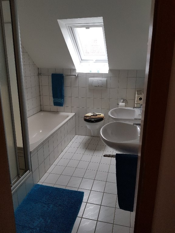 WG-Zimmer Tiefenbronn-Mühlhausen Bosch/Porsche Nähe - großes Bad mit zwei Waschbecken