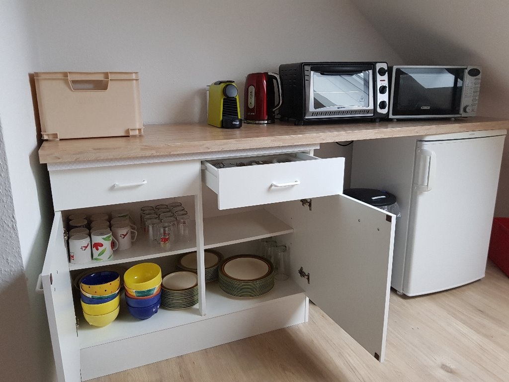 WG-Zimmer Tiefenbronn-Mühlhausen Bosch/Porsche Nähe - Küchnezeile mit Kühlschrank