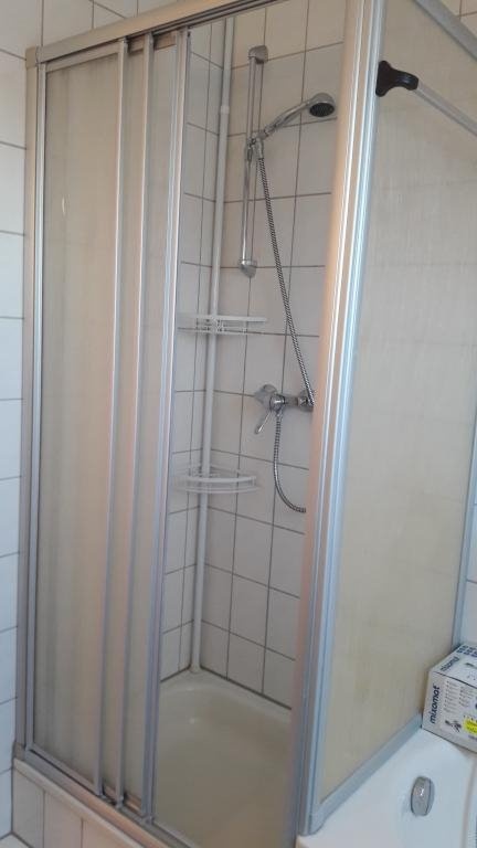 WG-Zimmer Tiefenbronn-Mühlhausen Bosch/Porsche Nähe - Dusche