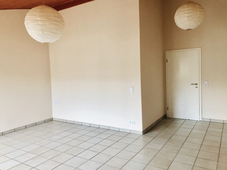 Großes Zimmer mit eigenem Balkon in renoviertem WGHaus WGs BonnBeuel Großes Zimmer mit eigenem Balkon in renoviertem WGHaus WGs BonnBeuel