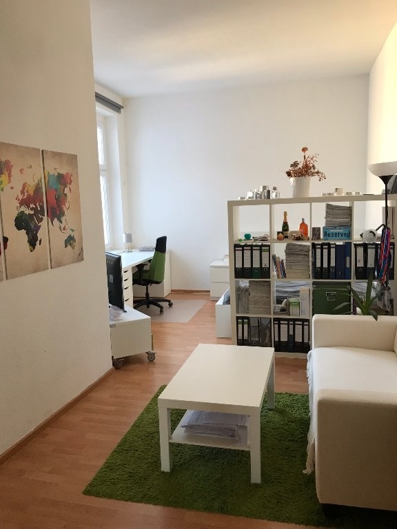 Flatshare Friedrichshain Petersburger Str. 71 - Couch im Zimmer