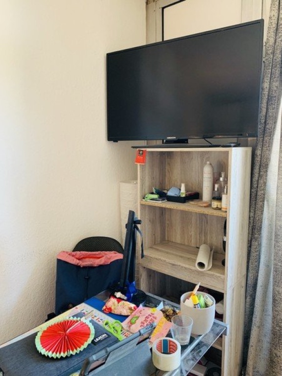 WG-Zimmer Innenstadt DIREKT NEBEN UNI, Weender Tor - bequemer Bürostuhl, großer TV, Regal