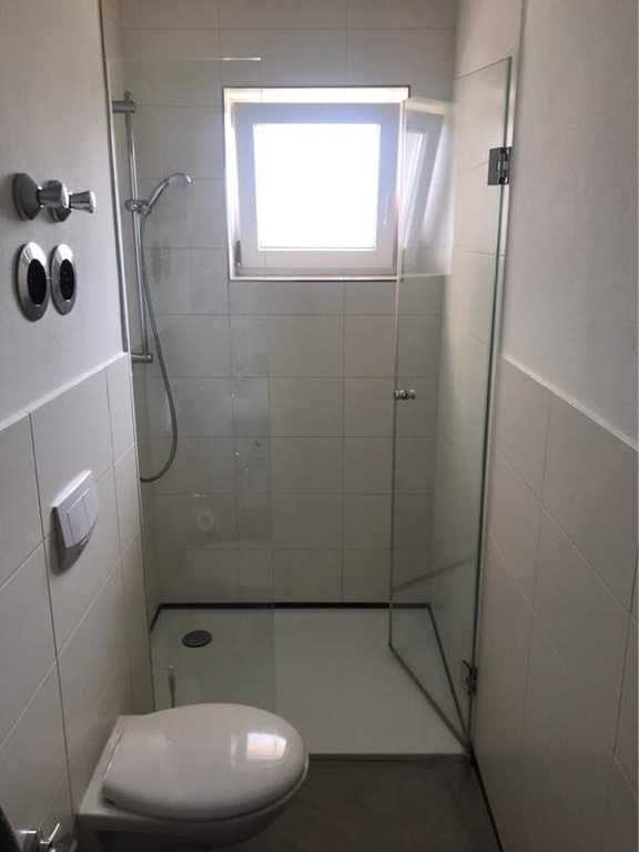 1-Zimmer-Wohnung Kernstadt Andreasstraße 15 - Bad (Blick auf Dusche und Fenster)