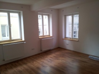 WG-Zimmer (ca. 14m2) mit zwei Fenstern/ Putzfrau/ Top renovierter Altbau mit hochwertig modernisierten Bädern/ Zentral und trotzdem ruhig/ Keine Zweck-WG!