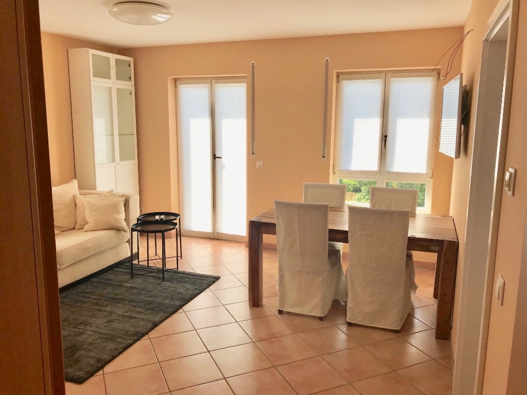 WG-Zimmer Garching NORD Mitterweg - Wohnzimmer mit Balkon