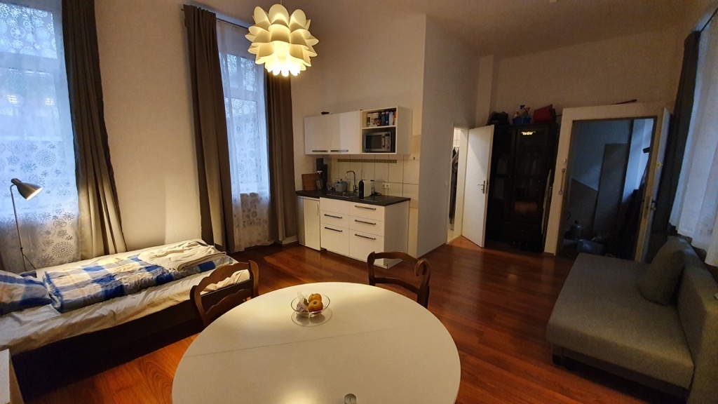 1-Zimmer-Wohnung Innenstadt Braubachstrasse 24 - Blick von Arbeitstisch auf Küchenzeile und Eingang zum Bad