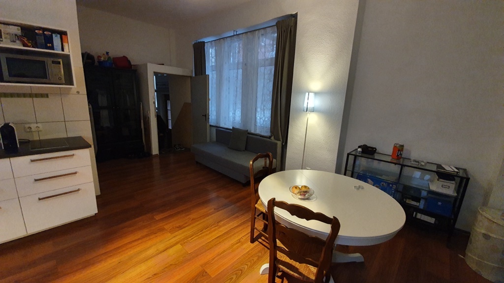 1-Zimmer-Wohnung Innenstadt Braubachstrasse 24 - Arbeits- und Eßtisch sowie Blick auf Sofa (ist ein Sofabett für Gäste)