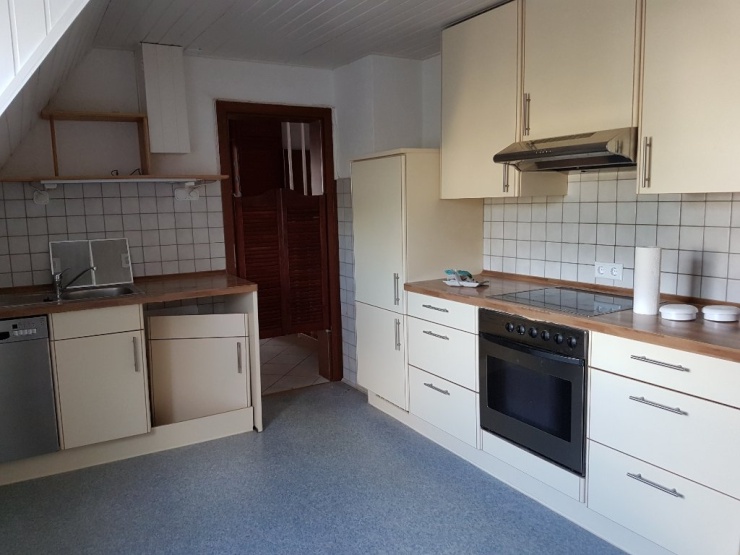 Schöne, geräumige 2,5-Zimmer-Wohnung mit Dachboden, ideal für Studenten