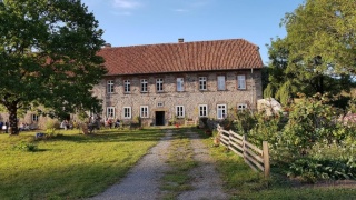 Imagen del anuncio: Land-WG in altem Resthof sucht neue MitbewohnerInnen / 2 Zimmer