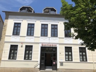 Anzeigenbild: Sehr schönes, ruhiges und zentrales Zimmer in renovierten 3 Zimmer Wohnung mit Einbauküche