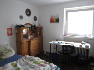 Anzeigenbild: Zwischenmiete/Übernachtung 13m^2 großem Zimmer in 4er WG