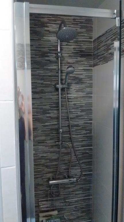 Habitación en WG Embajadores - Calle Martin de Vargas 5 - Dusche Bad 1