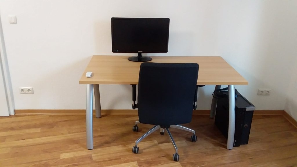 WG-Zimmer Ginnheim ginnheim mitte - computer table