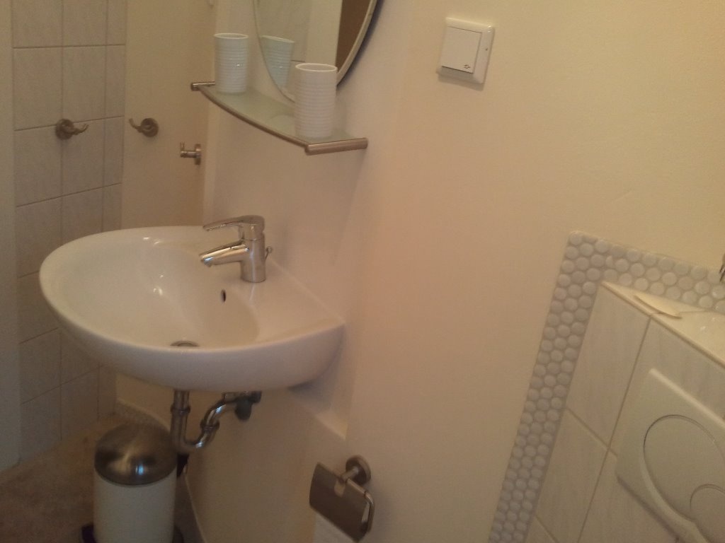 WG-Zimmer Gutleutviertel Esslinger Str. 11 - Waschbecken in Duschbad