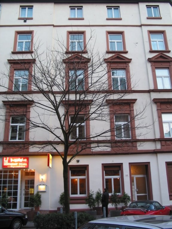 WG-Zimmer Gutleutviertel Esslinger Str. 11 - Restaurant im Haus