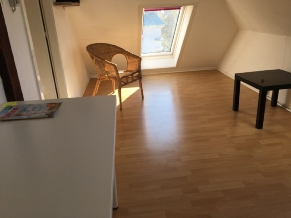 Ruhiges Dachgeschoss-Appartment nähe Stern
