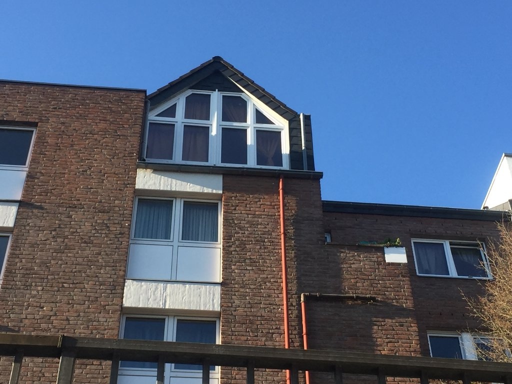 Flatshare Lindenthal Ernst-Wilhelm-Nay-Str - Das große Giebel-Fenster gehört zum Zimmer