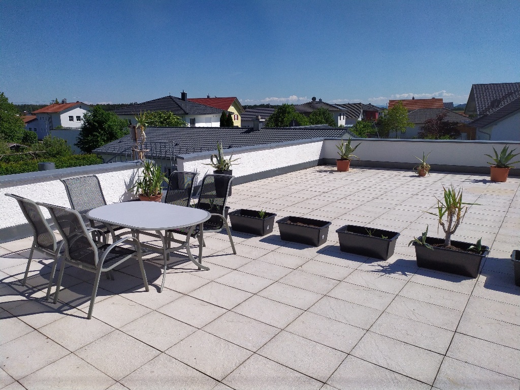 WG-Zimmer Tannheim Tannheim - Dachterrasse mit Sitz- und Sonngelegenheiten