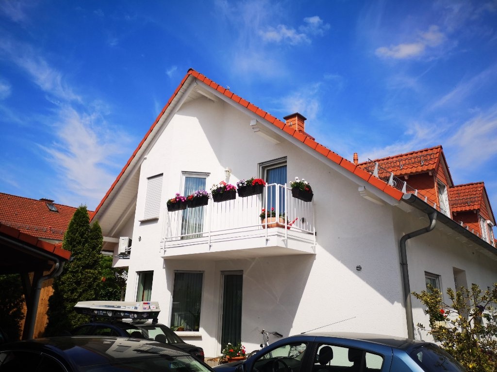 WG-Zimmer Flughafen Amselweg 12 - Haus im Frühling