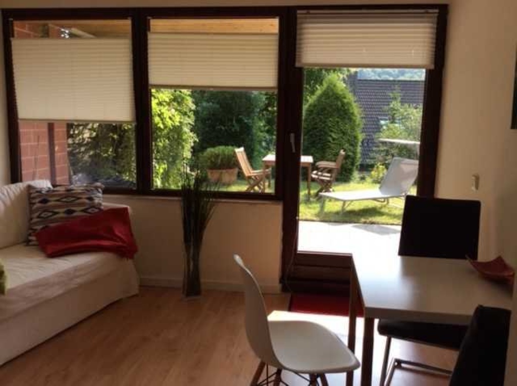 Lichtdurchflutete kleine möblierte Wohnung mit großer Terrasse und Garten Nähe Nordkampus und UMG