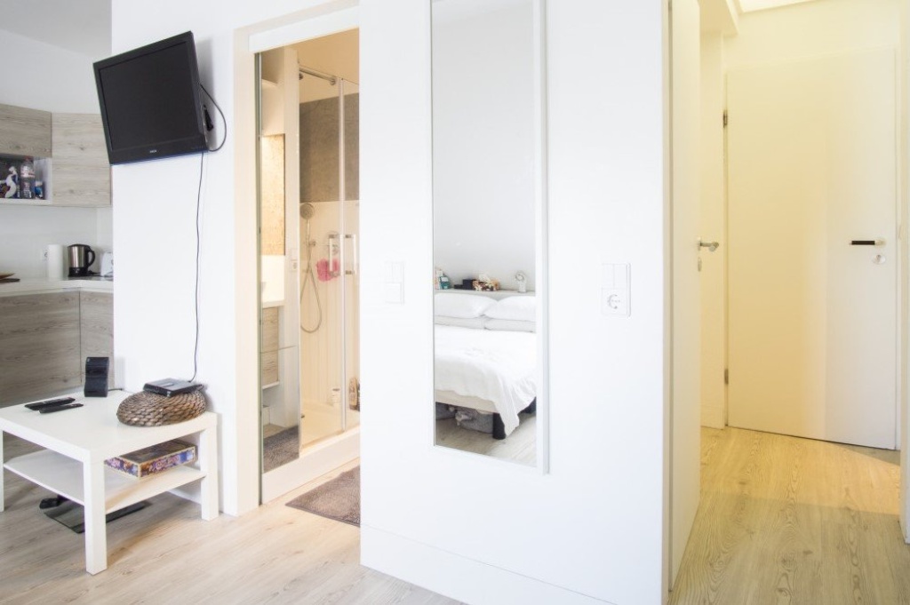 Helles, sonniges Dachgeschoss-Studio in ruhiger Lage – ausgesucht, ausschließlich für 1 Person - Helles und stilvoll renoviertes Dachgeschoss-Studio in ruhiger Lage – exklusiv für eine Person erhältlich. Registrierungsnummer: 07/Z/AZ/011629-21 Helles, sonniges Dachgeschoss-Studio in ruhiger Lage – stilvoll renoviert, ausschließlich für 1 Person - Bright and stylishly renovated attic studio in a peaceful setting – available exclusively for one person. Registration number: 07/Z/AZ/011629-21 – Nähe Barbarossa Platz, 10781 Berlin Schöneberg – Vorschaubild 2
