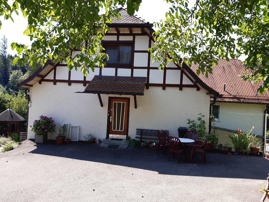 Habitación en WG Bergatreute Löffelmühle 2 - Eingang mit "Terasse" und Sitzgelegenheit