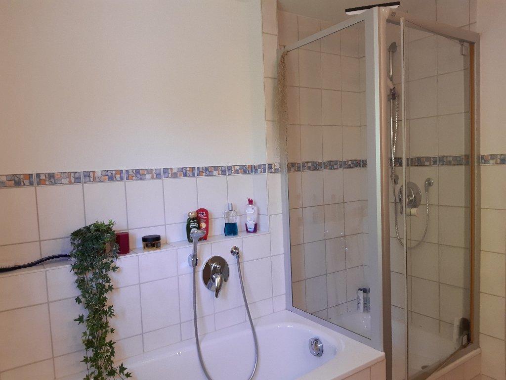 Habitación en WG Bergatreute Löffelmühle 2 - Dusche und Badewanne