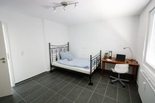 Anzeigenbild: Nette WG sucht dich :) | Helles 18 qm Zimmer, möbliert in kernsaniertem Haus