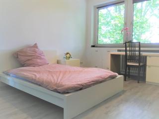 Anzeigenbild: Mädels-WG renoviert in Innenstadt, Zimmer möbliert und voll ausgestattet - All-Inclusive - mit Koffer einziehen und starten