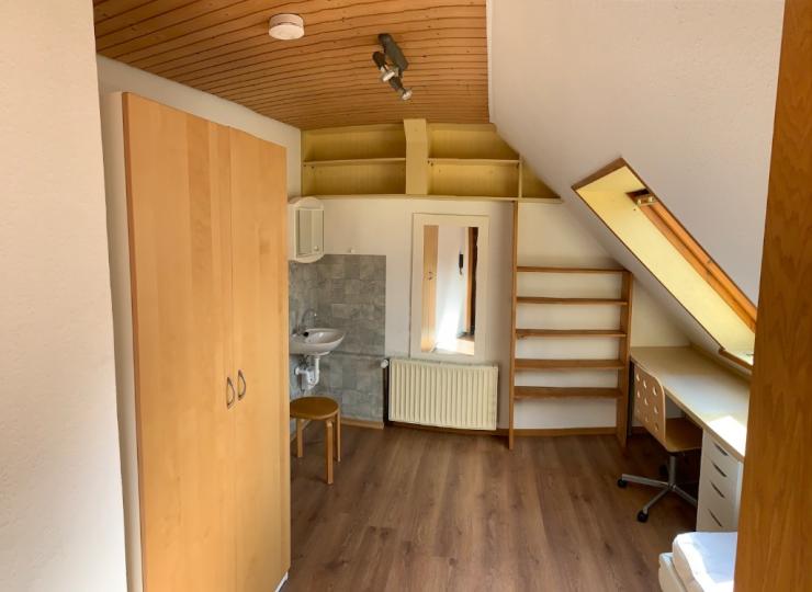 Neue WG DG möbl. Zimmer 11 qm , direkte ÖVVerbindung zu Unis