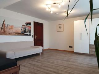 Anzeigenbild: Wohnen direkt an der Natur! WG Villa mit Toplage und hoher Ausstattung + Garten + Parkplatz