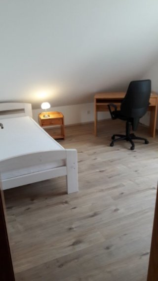 Anzeigenbild: 15qm möbl. Zimmer im DG mit Bad für Pendler/Studenten, 500.- Euro