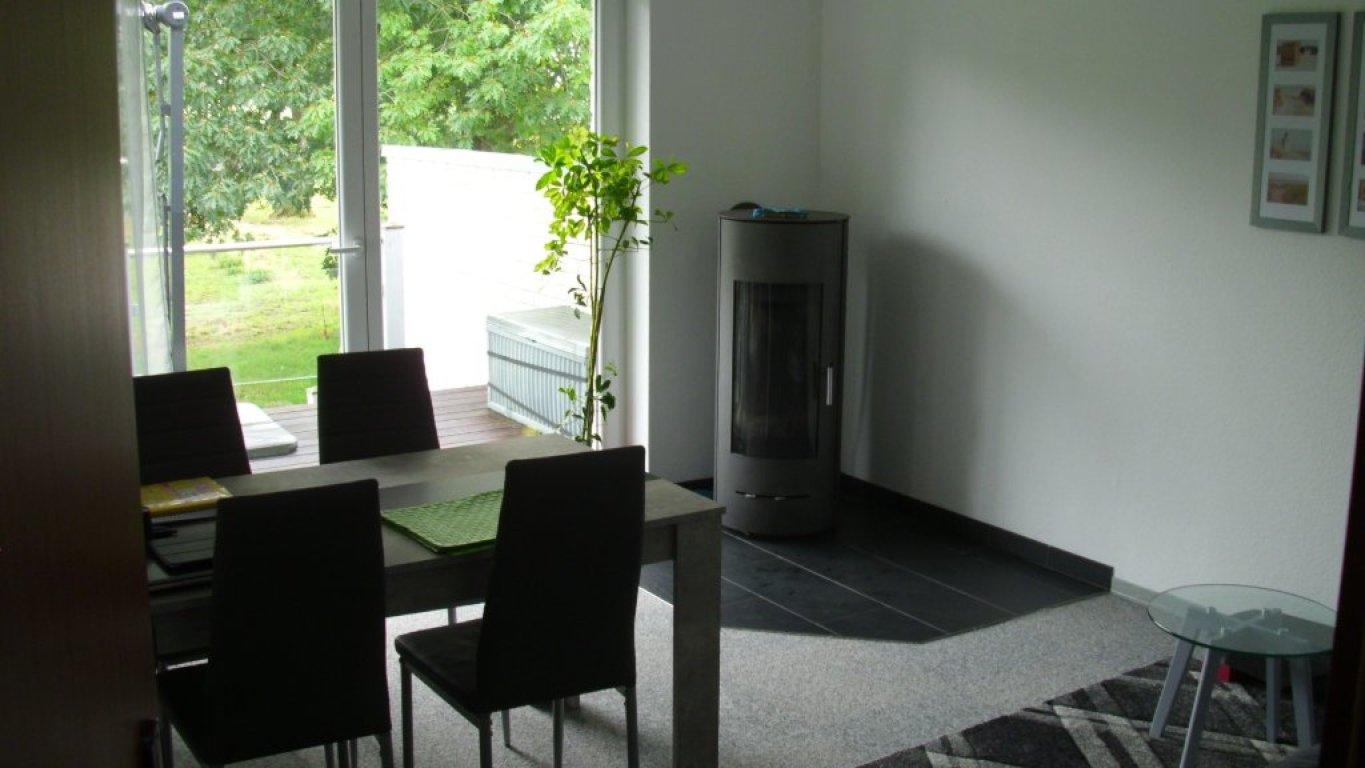 WG-Zimmer Titz Meerhofstraße 1 B - Wohnzimmer mit Essgruppe
