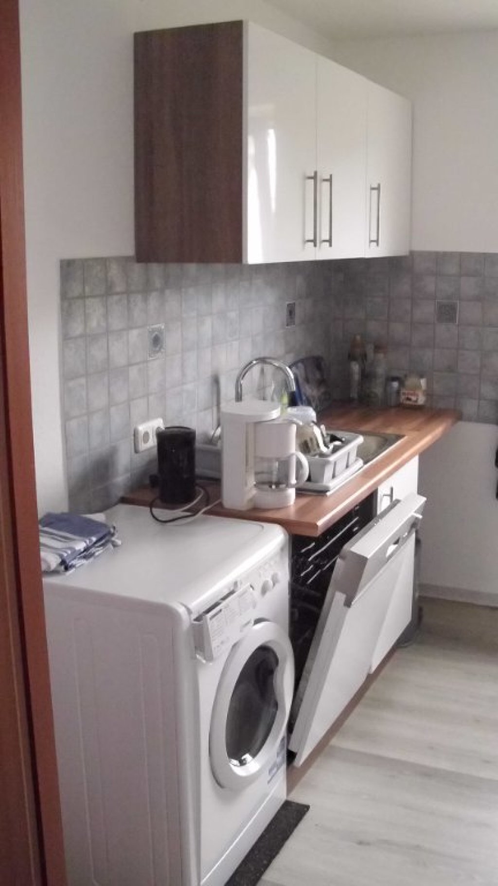 WG-Zimmer Titz Meerhofstraße 1 B - Küchenzeile mit Wasch-/Trockner und Spülmaschine