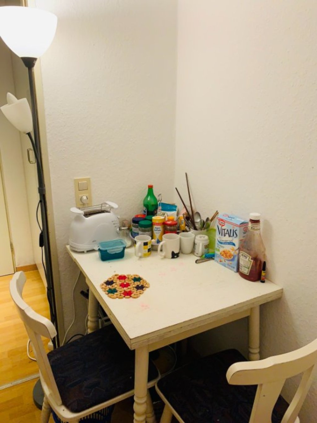 WG-Zimmer Innenstadt DIREKT NEBEN UNI, Weender Tor - gemütliche Tischgruppe gegenüber Küche