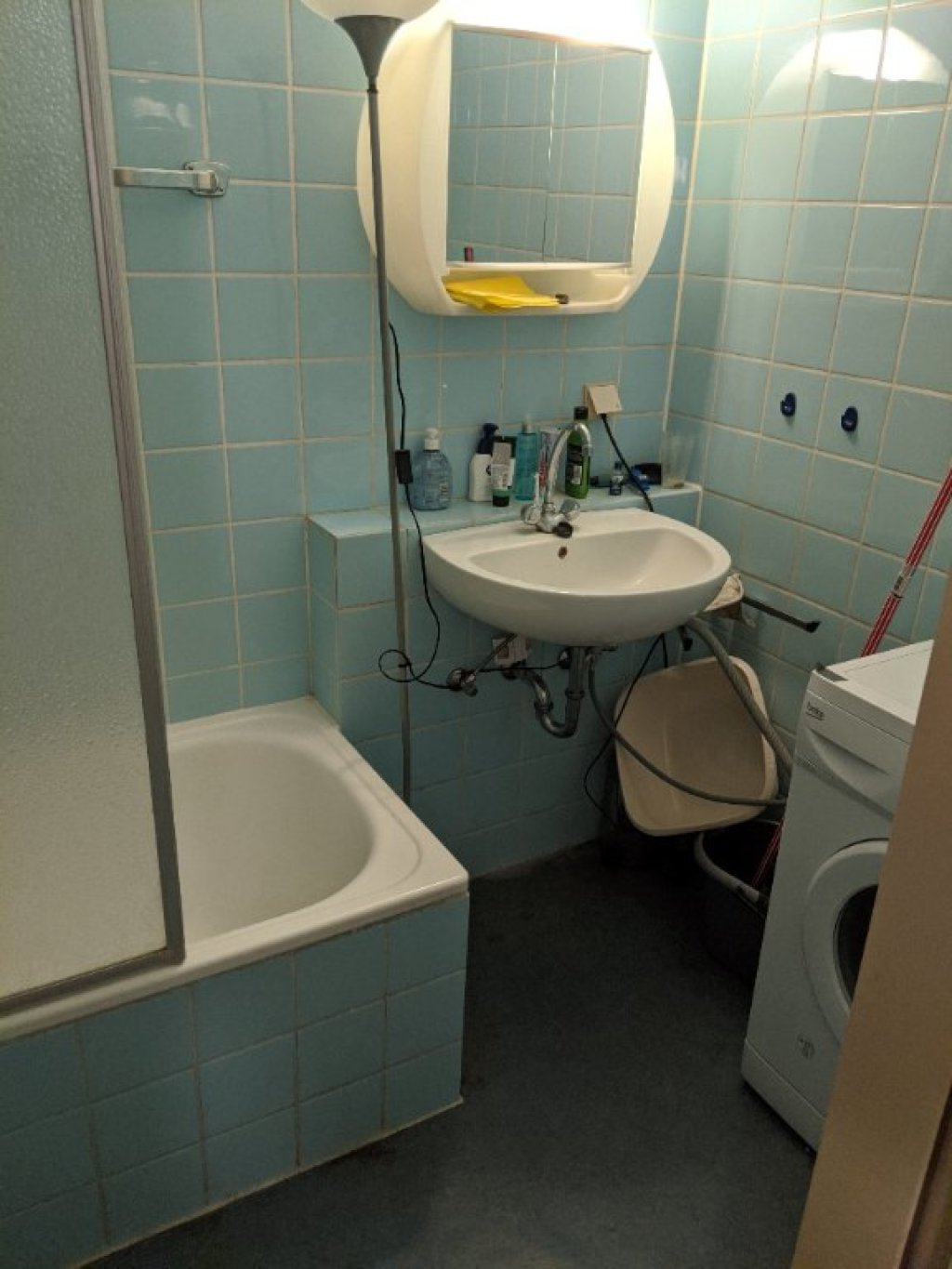 WG-Zimmer Innenstadt DIREKT NEBEN UNI, Weender Tor - Wanne, Spiegelschrank, Waschbecken, Waschmaschine