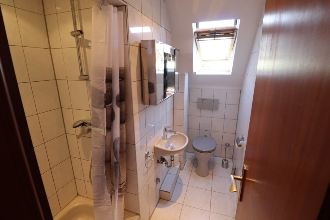 WG-Zimmer Zuffenhausen Edisonstrasse - Bad