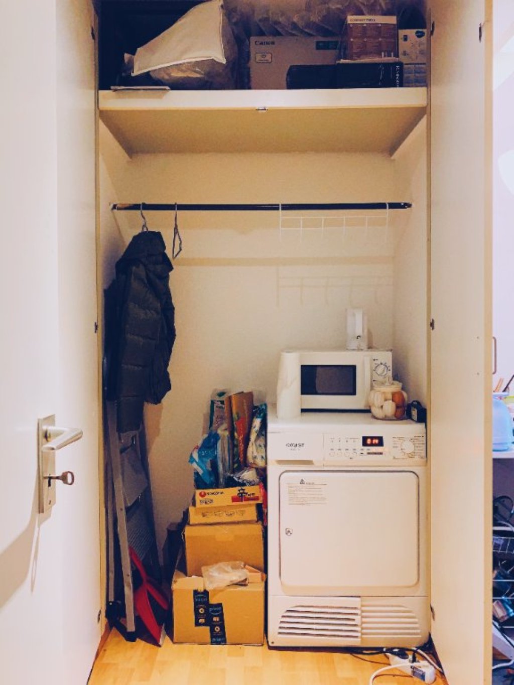WG-Zimmer Innenstadt DIREKT NEBEN UNI, Weender Tor - Flur, Garderobenschrank, Schuhschrank, Wäschetrockner, Microwelle, Wasserkocher