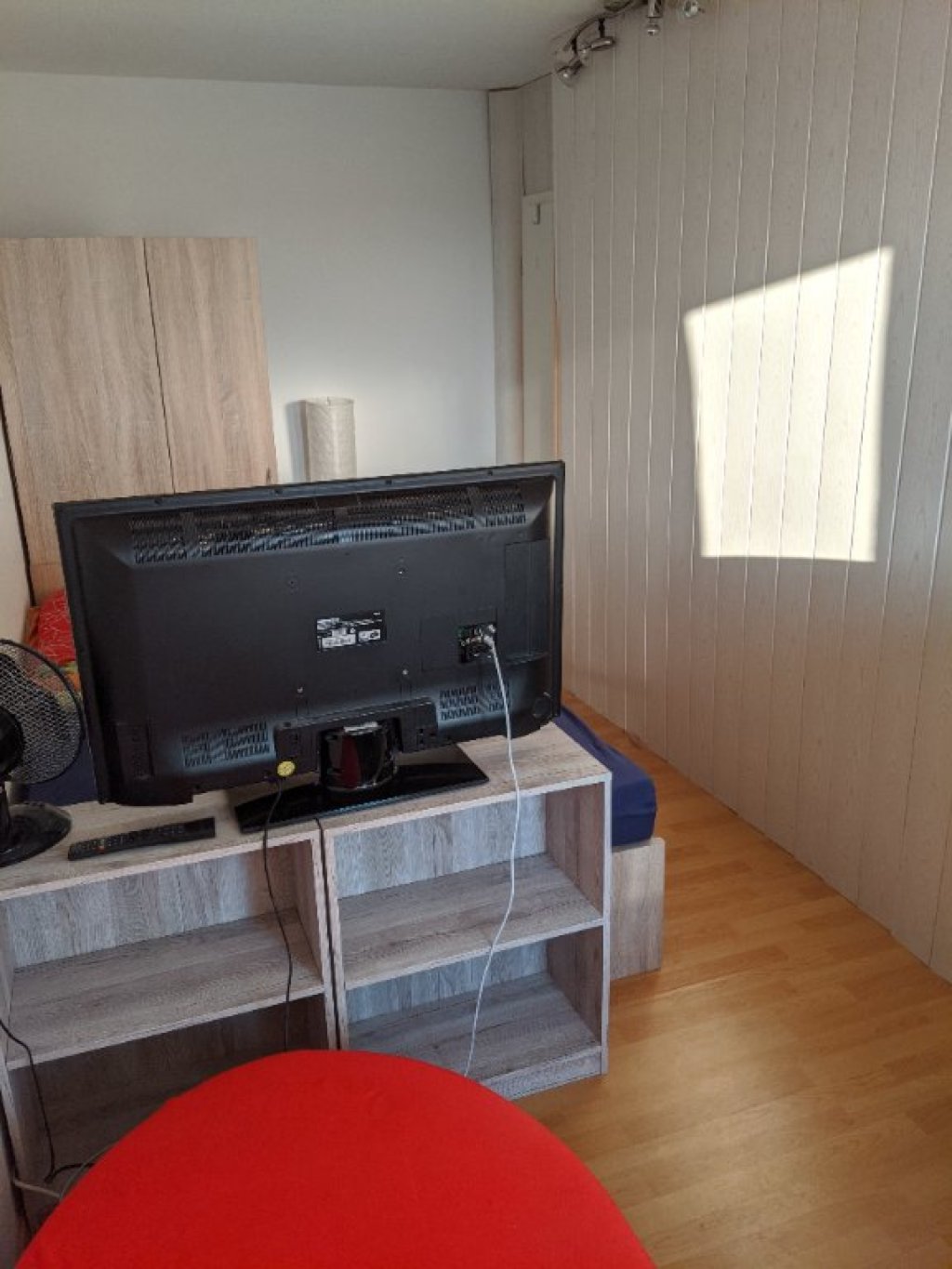 WG-Zimmer Innenstadt DIREKT NEBEN UNI, Weender Tor - red Sofa, big TV, big rack