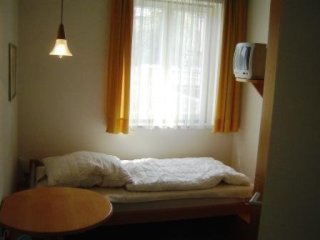 kl. möbliertes Zimmer mit eigenem Bad ab November