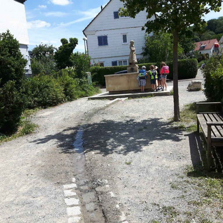 Sonniges Wohlfühl-Apartment, möbliert: Oase in S-Süd mit viel Grün, raffiniertem Schnitt, Sonnenterrasse, Grillmöglichkeit im Garten, Feuerstelle für Treffen mit Freunden, überdachtem Fahrradabstellplatz – Engelboldstr., 70569 Stuttgart Süd – Vorschaubild 5