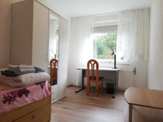 Anzeigenbild: Biete möbliertes Zimmer (15qm) in einer schönen Wohngemeinschaft - Offering a nice furnished room in a shared apartment!