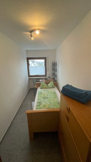 Anzeigenbild: Neuses 1 Wg - Zimmer (Rent furnished rooms at) Eggolsheim - Neuses frei mit super Anbindung, auch Referendare sind herzlich willkommen. (We are happy to rent for weekend home drivers, trainees, students and apprentices are welcome)