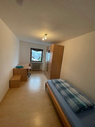Anzeigenbild: Neuses 1 Wg - Zimmer (Rent furnished rooms at) Eggolsheim - Neuses frei mit super Anbindung, auch Referendare sind herzlich willkommen. (We are happy to rent for weekend home drivers, trainees, students and apprentices are welcome)