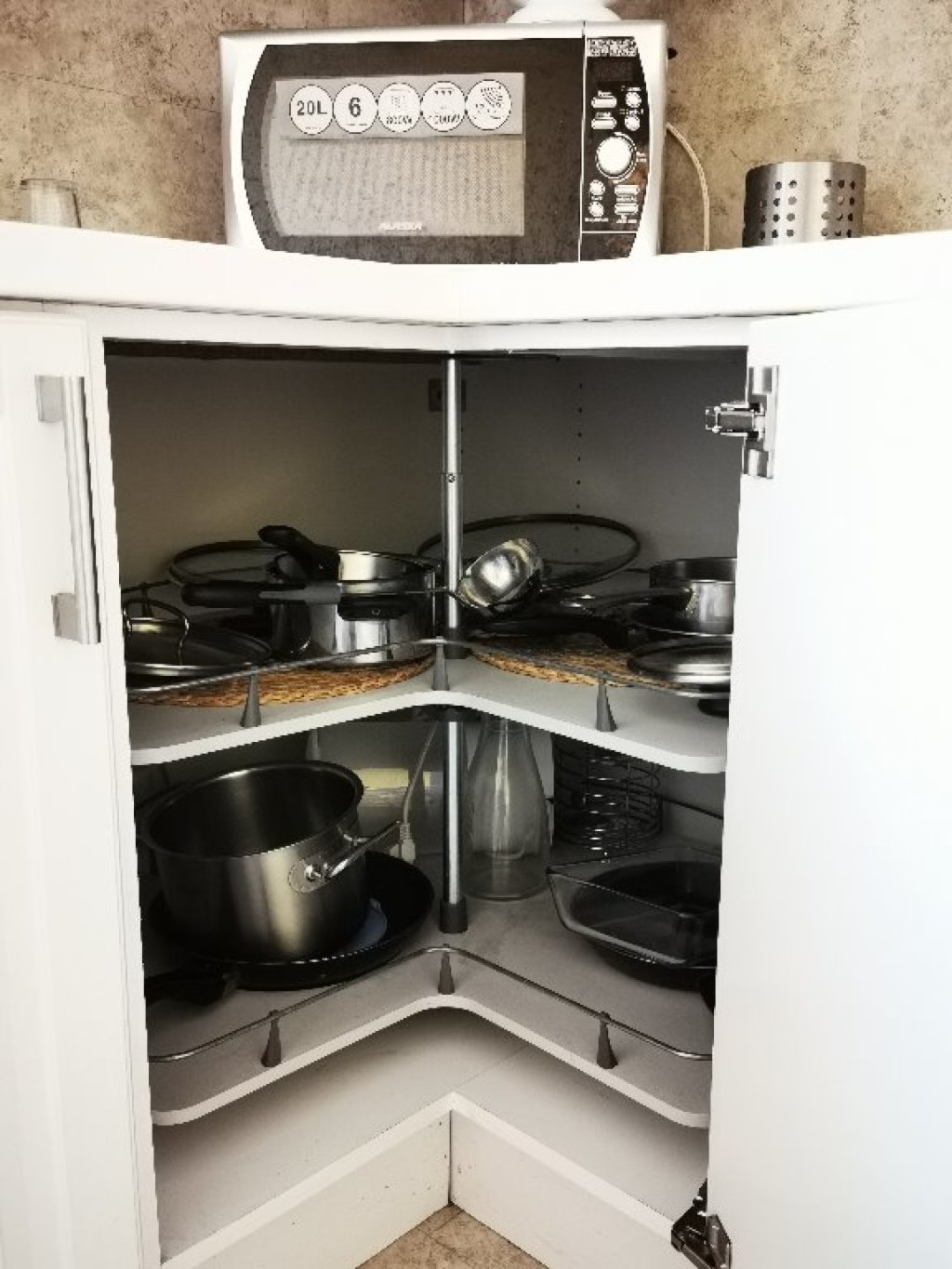 WG-Zimmer Gutleutviertel Esslinger Str. 11 - Töpfe Pfannen